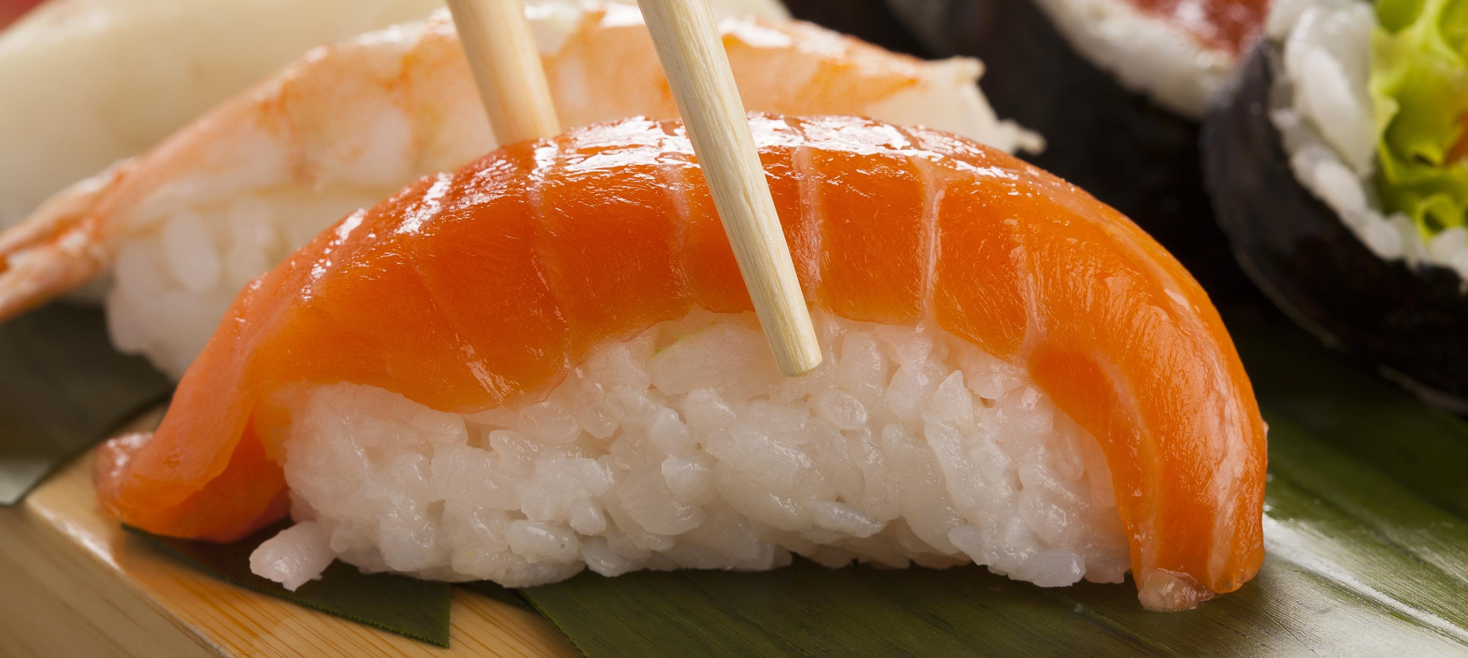 Sake nigiri lazac nigiri Kifli Kukták