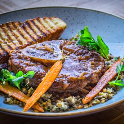 Angus osso bucco zöldséges lencsével