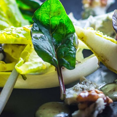 Téli saláta cikóriával, dióval és gorgonzolával
