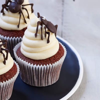 Halloweeni cupcake pókokkal