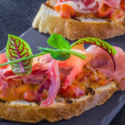 Pármai sonkás, sült kápiás bruschetta