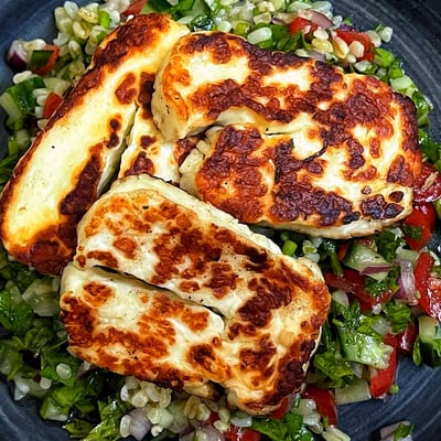 Grillezett halloumi sajt tabuléval