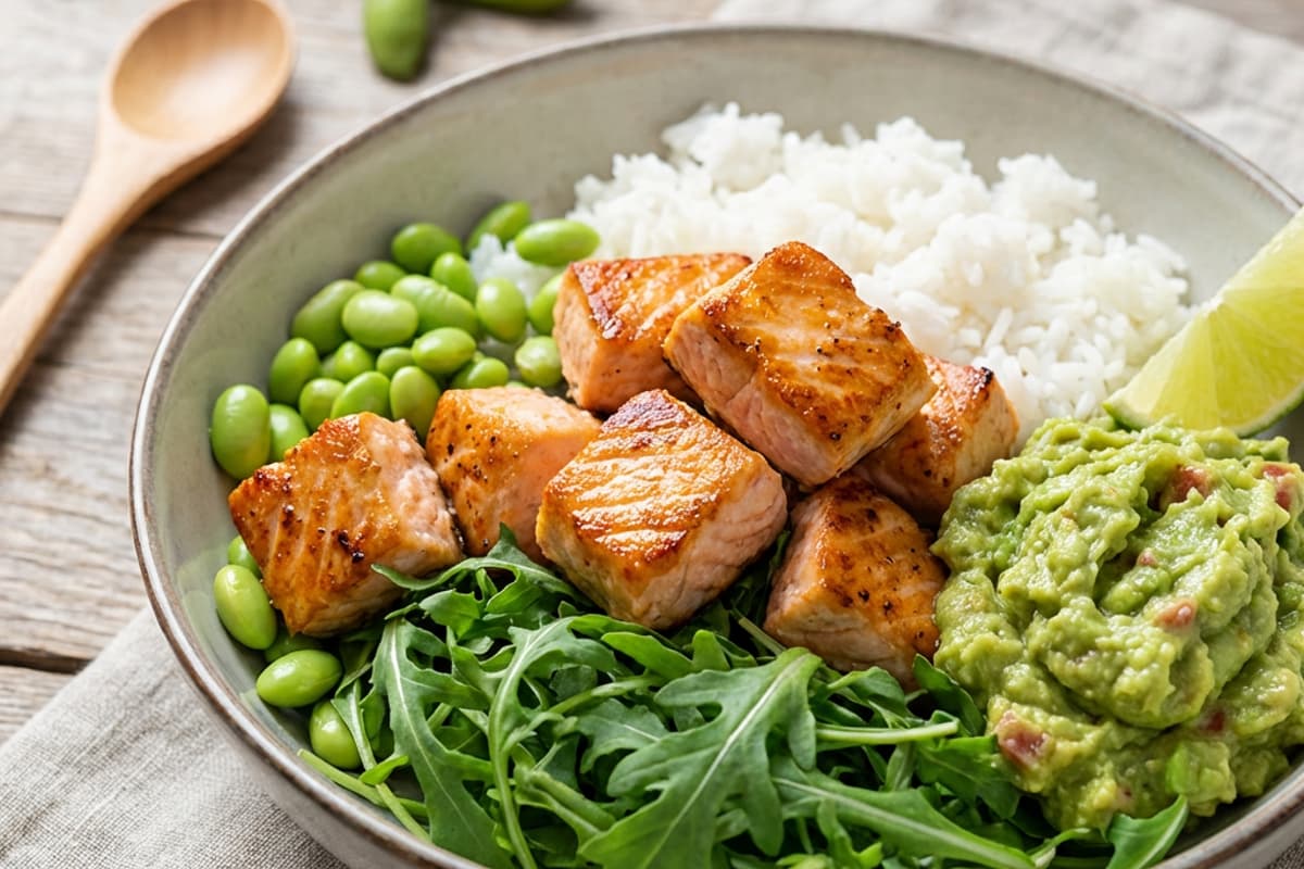 Roston sült lazac rukkolával, rizzsel, edamame babbal és Guau! Guacamole-val