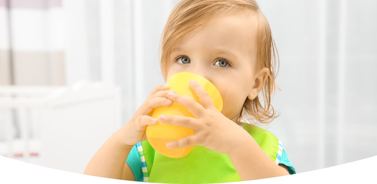 Miből igyon a gyerek? A baba útja a cumisüvegtől a pohárig