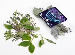Titbit Teakeverék Friss Gyógy- és Fűszernövényekből kakukkfűvel, majoránnával és citromfűvel