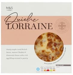 Marks & Spencer Vajas tészta extra érett cheddar sajttal, brit juharsziruppal pácolt füstölt szalonnával és szárazon pácolt császárszalonnával, tojásos krémmel töltve