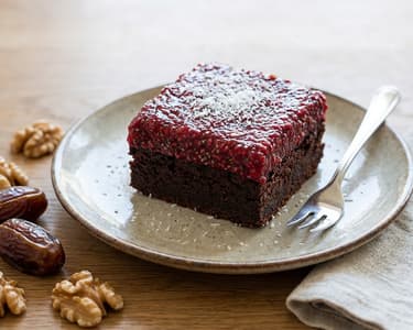 Raspberry-coconut brownie on a plant-based base