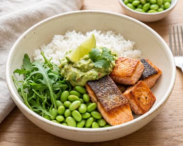 Grilled salmon with arugula, rice, edamame beans and Guau! Guacamole