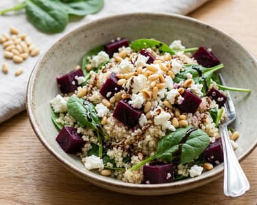 Céklás quinoa saláta fetával és fenyőmaggal