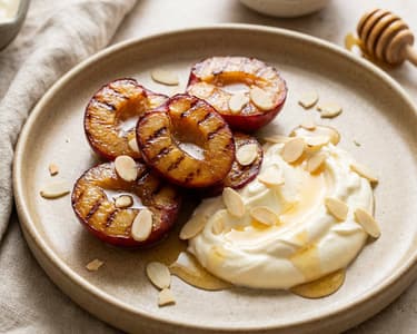 Grillezett szilva mascarponéval és mézzel