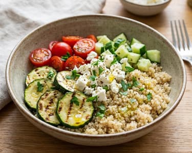 Mediterrán quinoa tál fetával és grillezett zöldségekkel