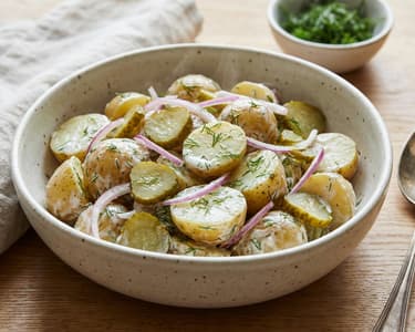 Kovászos uborkás újburgonyasaláta | Frissítő nyári köret