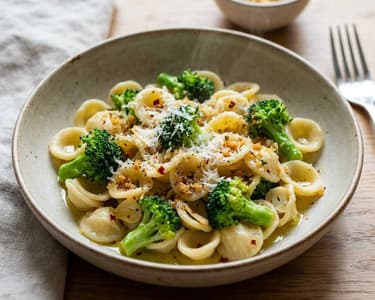 Brokkolis orecchiette | Ropogós fűszeres morzsával