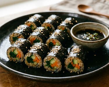 Mayak kimbap (Mini koreai zöldséges tekercsek) | Pikáns mártogatóssal