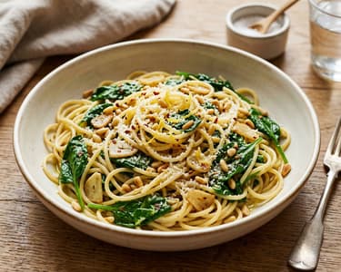 Spagetti fokhagymás pirított spenóttal és fenyőmaggal | 15 perces olasz tészta