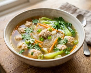 Thai csirkegombócos üvegtészta leves | Gyors és melengető
