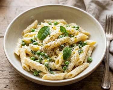 Krémes zöldborsós-ricottás penne friss mentával | 20 perces olasz tészta