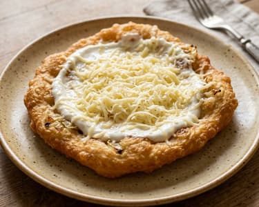 Káposztás lángos fokhagymás tejföllel és sajttal | Ropogós magyar klasszikus