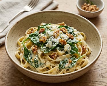 Gorgonzolás-spenótos tagliatelle | Krémes olasz tészta pirított dióval