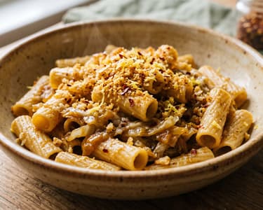 Csúcsos káposztás rigatoni | Ropogós fokhagymás morzsával