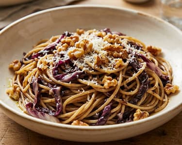 Pirított radicchiós spagetti pirított dióval és pecorinóval | Gyors olasz tészta