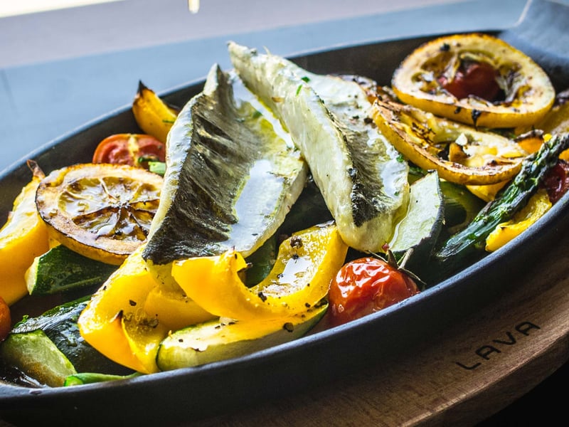 Branzino filé vele sült nyári zöldségekkel, fehérbormártással