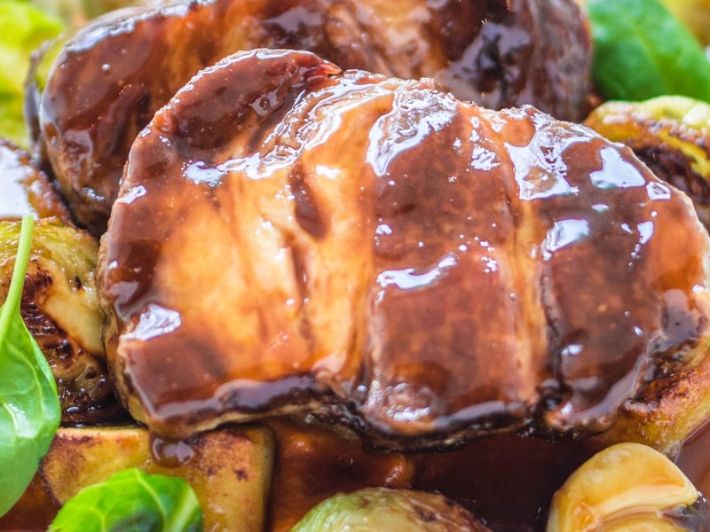 Sous vide sertéstarja sütőtökkel, kelbimbóval és pecsenyelével