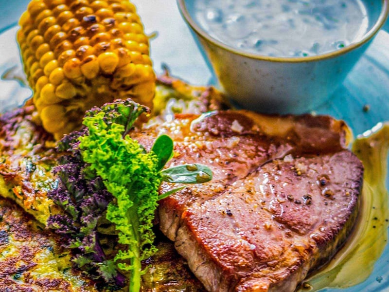 Sous vide Tarja steak, cukkini lepénnyel, grillezett kukoricával, kapros joghurttal