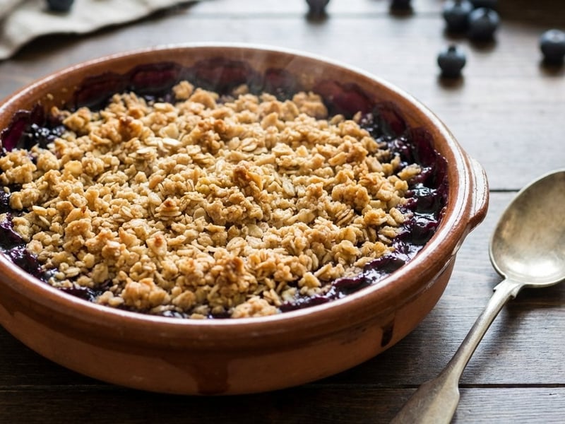 Áfonyás crumble | Egészséges és ropogós desszert