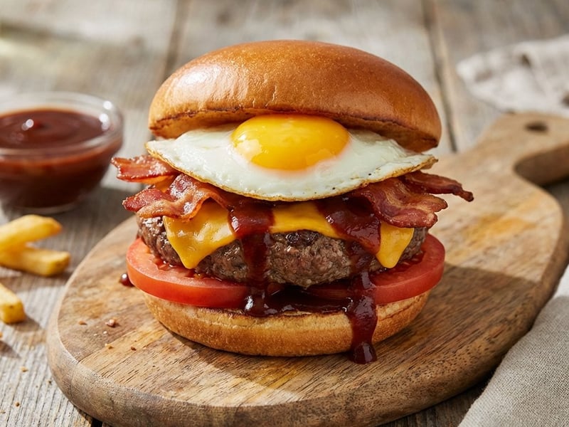 Marhahúsos burger tükörtojással és baconnel | Szaftos és laktató