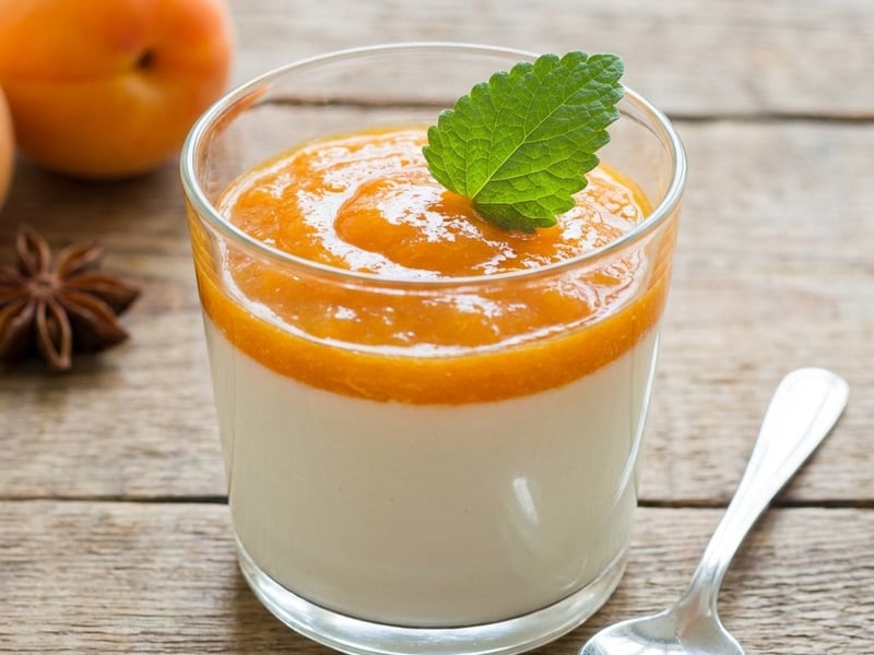 Vegán Panna Cotta flambírozott sárgabarackkal