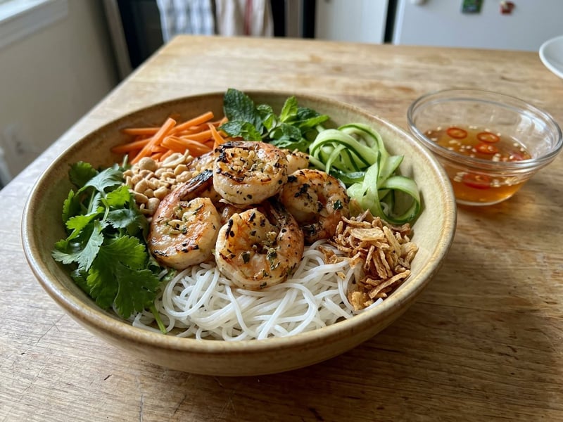 Bún Tôm Nướng | Vietnámi garnélás tésztatál