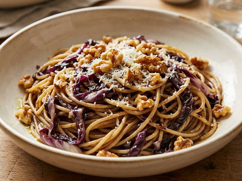 Pirított radicchiós spagetti pirított dióval és pecorinóval | Gyors olasz tészta