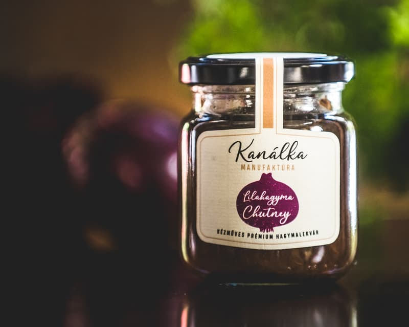 Kanálka Spoon of red onion chutney