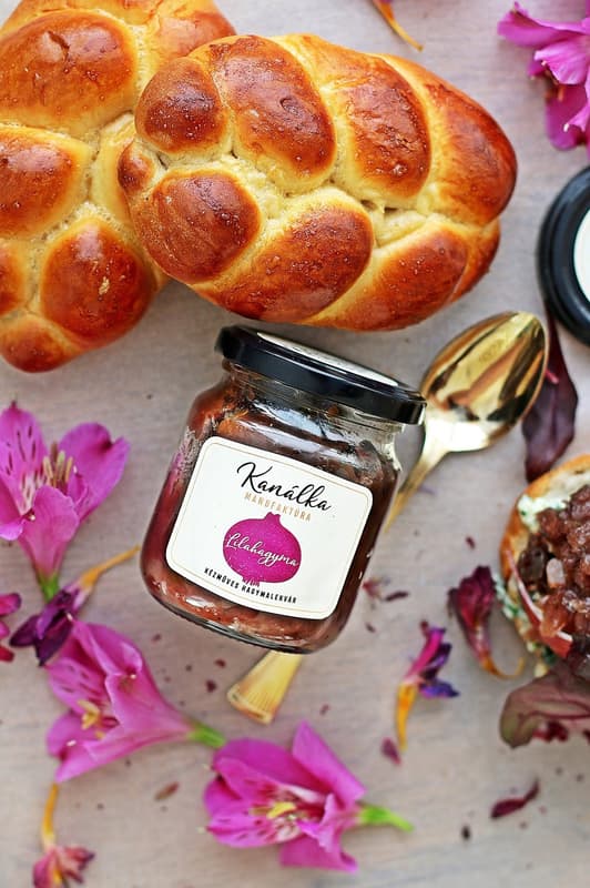 Kanálka Spoon of red onion chutney