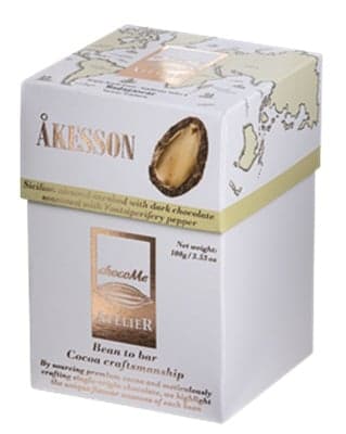 Sicilian almond enrobed with dark chocolate made of Åkesson cocoa beans, seasoned with Voatsiperifery wild pepper from Madagascar