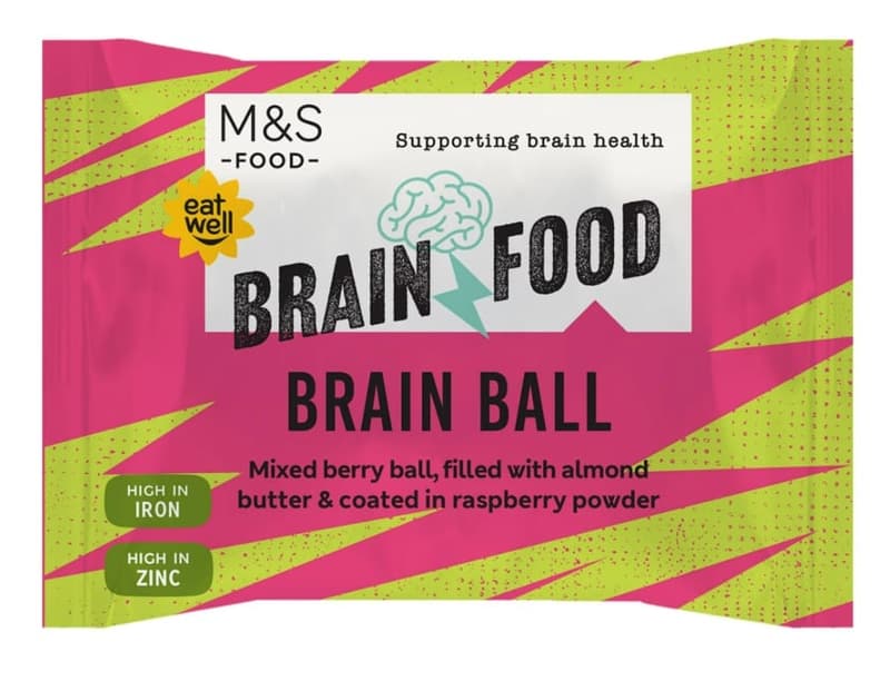 Marks & Spencer Datolyapaszta-golyó mandulavajjal, mandulával és liofilizált bogyós gyümölcsökkel, hozzáadott C-vitaminnal, vassal, cinkkel, B12-vitaminnal és D-vitaminnal