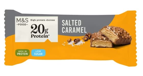 Marks & Spencer Sós karamell ízesítésű fehérjeszelet tejcsokoládéban