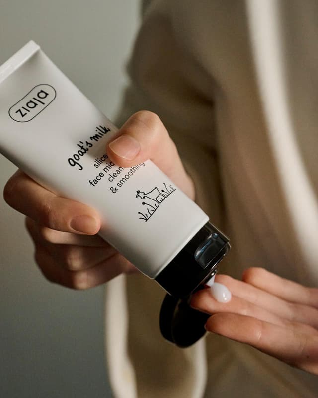 ZIAJA GOAT'S MILK SILICEOUS MICRO-SCRUB