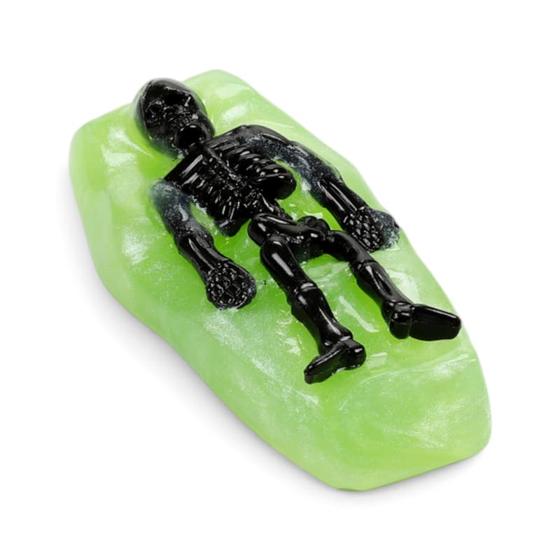 Slime csontváz koporsóban