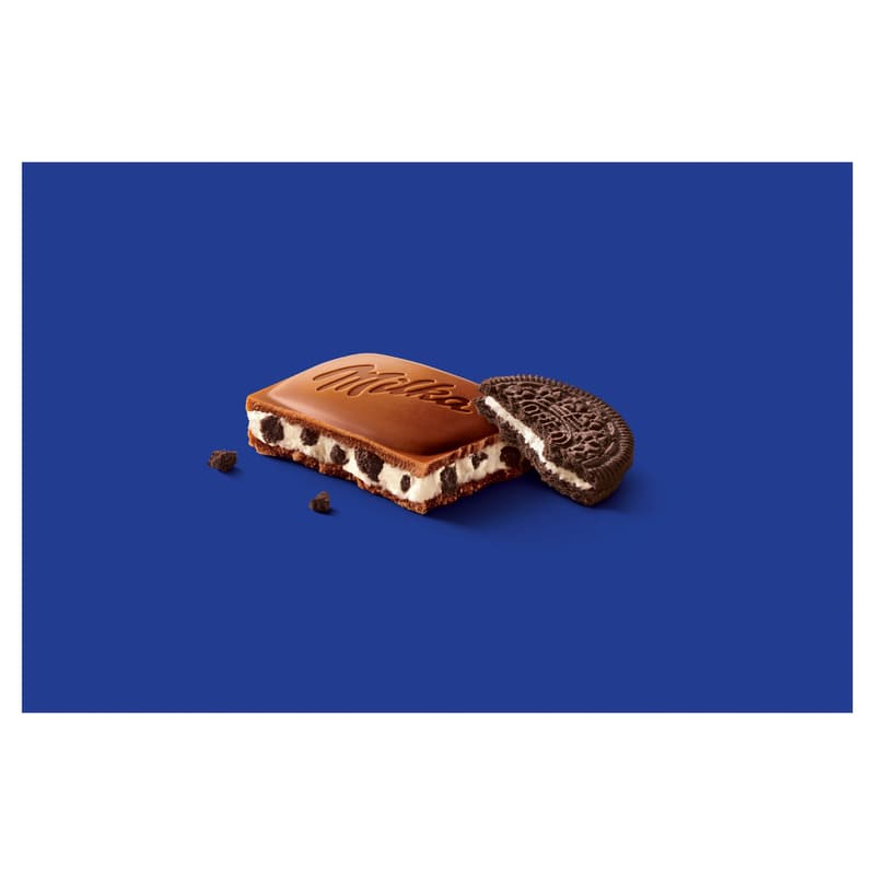 Milka Oreo alpesi tejcsokoládé kakaós kekszdarabkákkal és vaníllia ízű tejes krémmel töltve