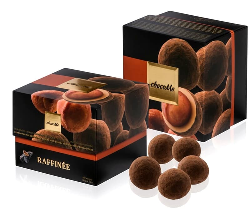 chocoMe Raffinée Caramelized macadamia nuts coated with Tonka bean blonde chocolate and cocoa powder