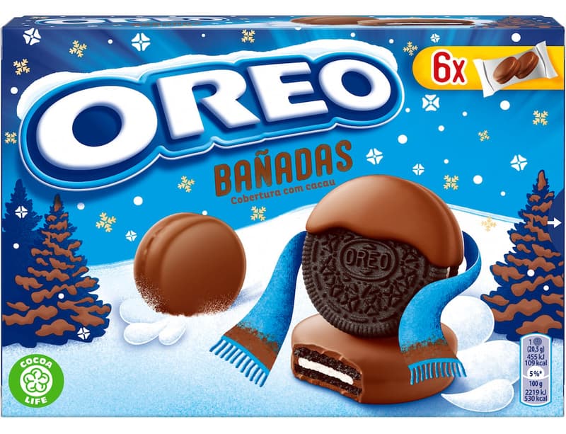 Oreo vaníliaízű töltelékkel töltött kakaós keksz kakaós tejbevonómasszával mártva