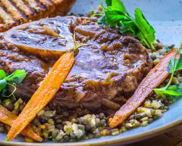 Angus osso bucco zöldséges lencsével