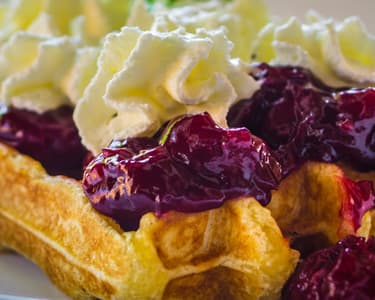 Belga gofri meggyel és tejszínhabbal