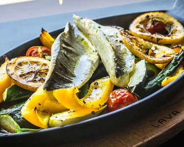 Branzino filé vele sült nyári zöldségekkel, fehérbormártással