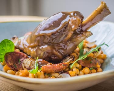 Sous vide báránycsülök paradicsomos fehérbabbal, sült debrecenivel