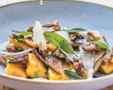 Édesburgonya nudli, sült őzláb- és laskagombával, parmezánnal és zsályával