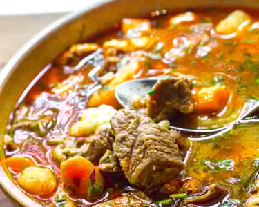 Vaddisznó gulyás, friss kovászos kenyérrel