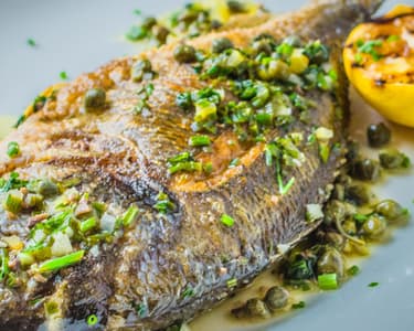 Egészben sült aranydurbincs, barnavajjal és capri bogyóval